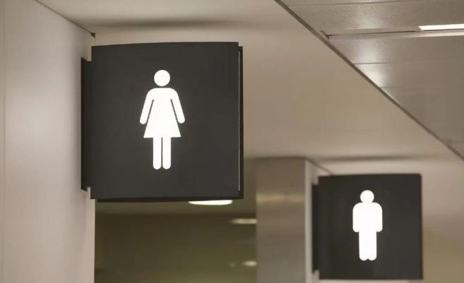 2024年10月陕西渭南，男子在KTV上厕所，突然听到隔壁女厕所有人大喊呼救，男