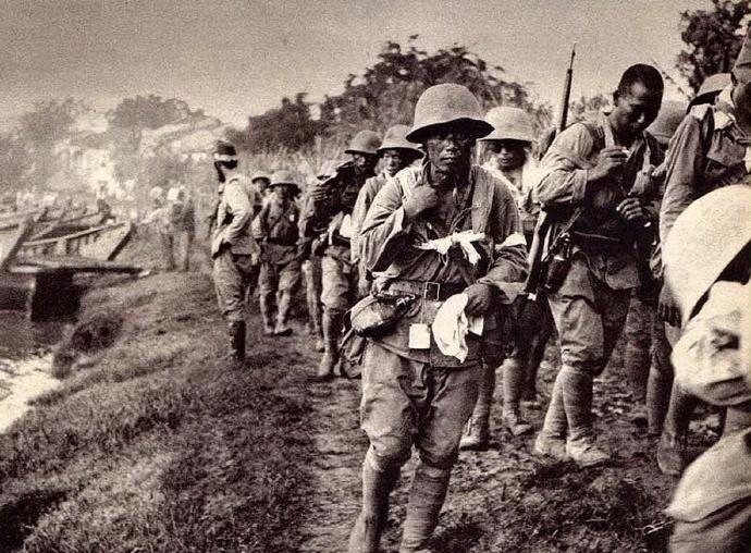 这张照片拍摄于1937年，展现了日军在华南地区水陆兼程、逼近广东潮州的行军画面。