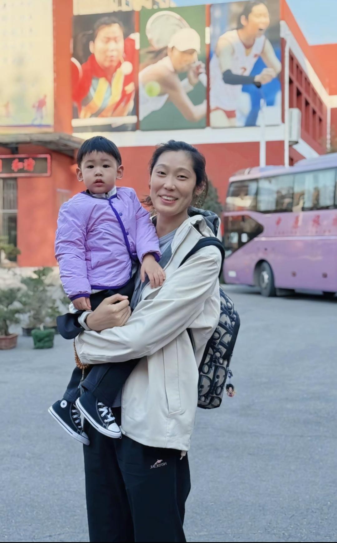 11月20日，朱婷开启抱娃模式，在完成比赛任务乘车离开前，朱婷背着包，拉着拉杆箱