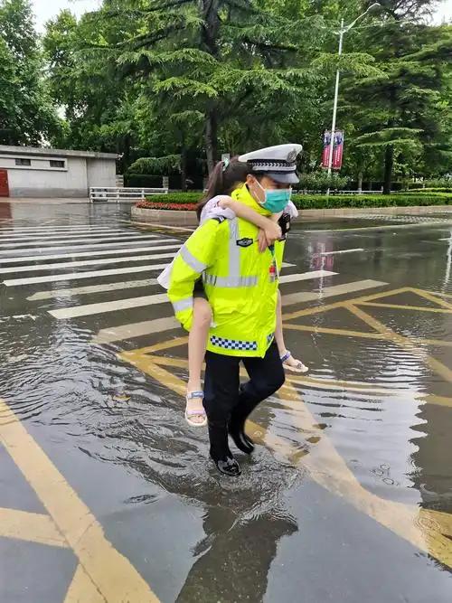 一位交警干部跟我聊起一件事，看完心里五味杂陈：今年他们招3名辅警，岗位就是上
