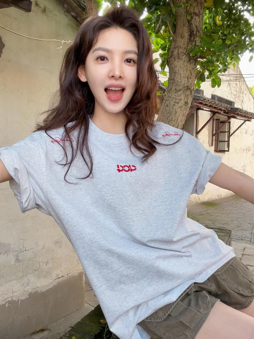 比起拍戏，我怎么感觉章若楠还是当衣服模特更适合？