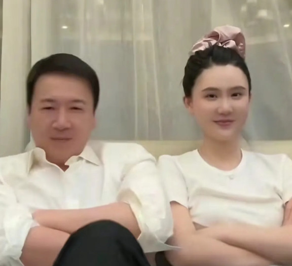 赖文峰和楚玲能当网红，能卖货，凭他们俩自己那一定是不可能有流量的。他们之所以有流