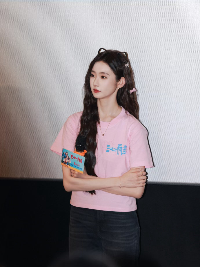 张艺凡手语回应听障观众张艺凡比划手语的时候，动作可能不是很标准，但她看对方的眼