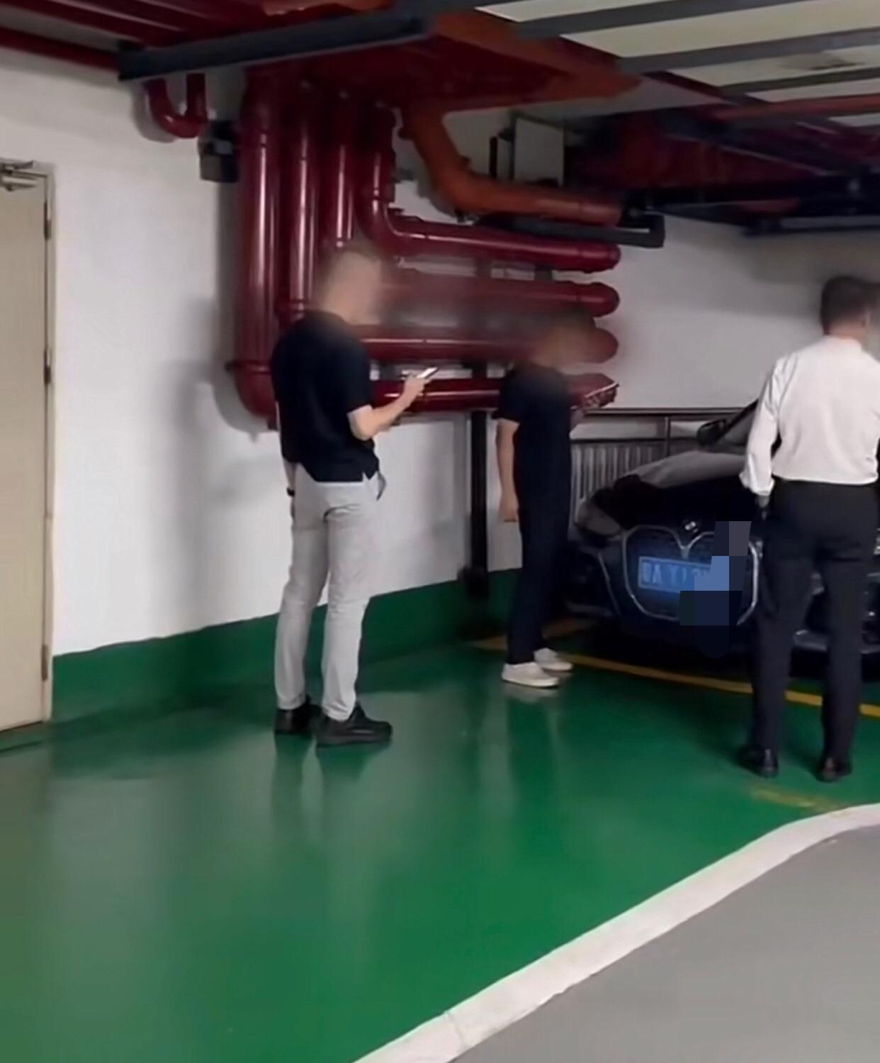 广东广州，一小区地下车库，几名男子从楼上下来“过烟瘾”，这时，一名来取车的女业主