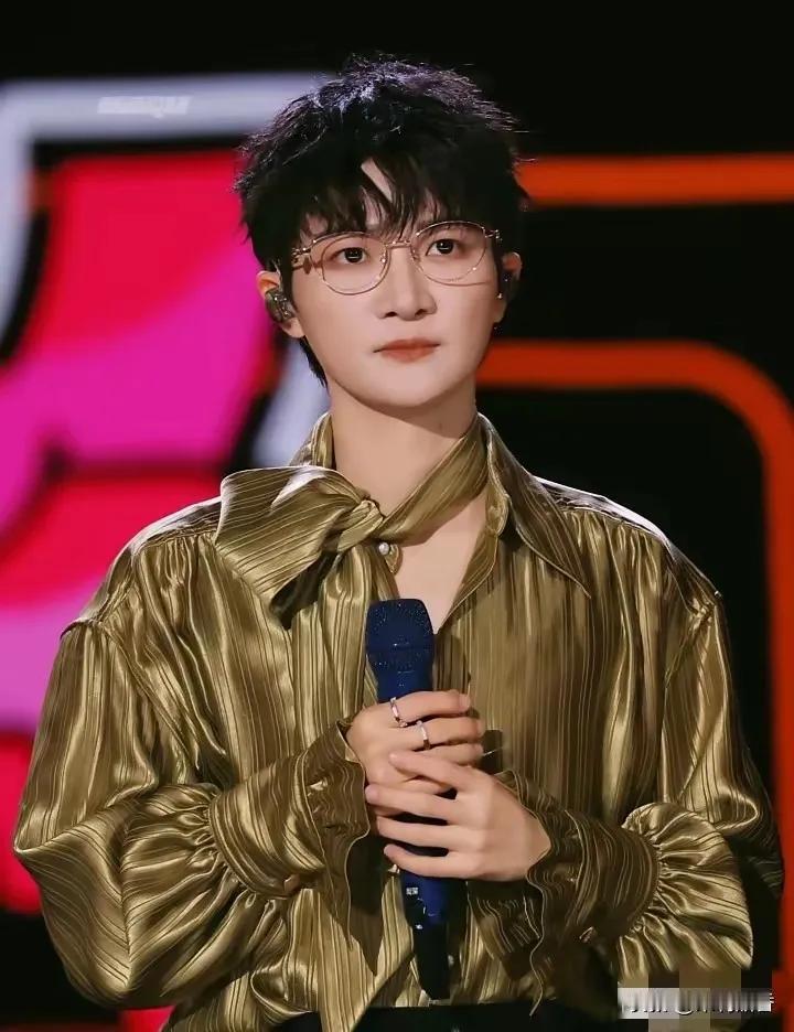 最近喜欢和不喜欢周深的都沉默了，并非他出问题，而是昨晚王者荣耀十周年活动上，单依