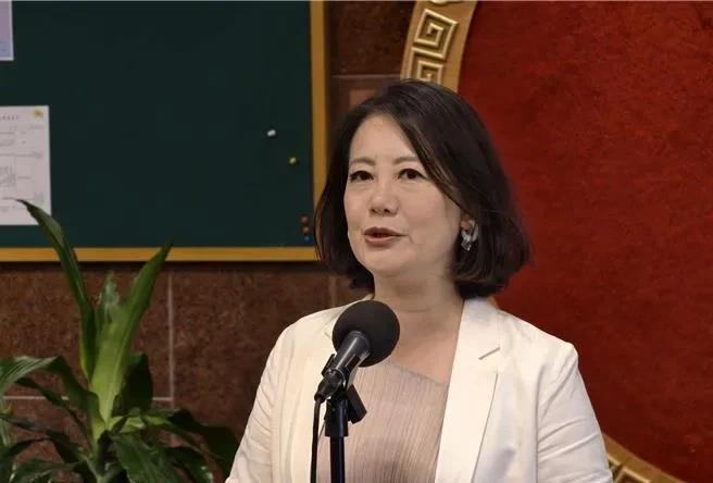 吴思瑶说，她没有收到要老柯下台的联署书，毕竟跟老柯曾是一个团队，没人敢交给她，不