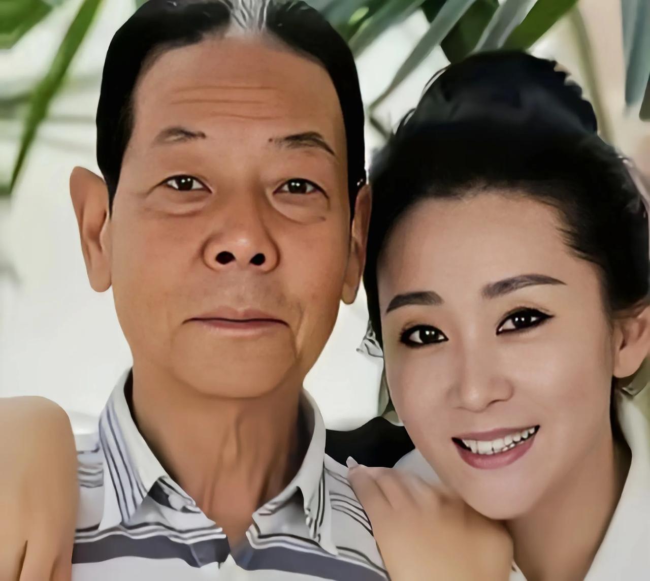 苗圃与大21岁丈夫同框引热议，婚姻如饮水冷暖自知苗圃和大她21岁的丈夫同框，最