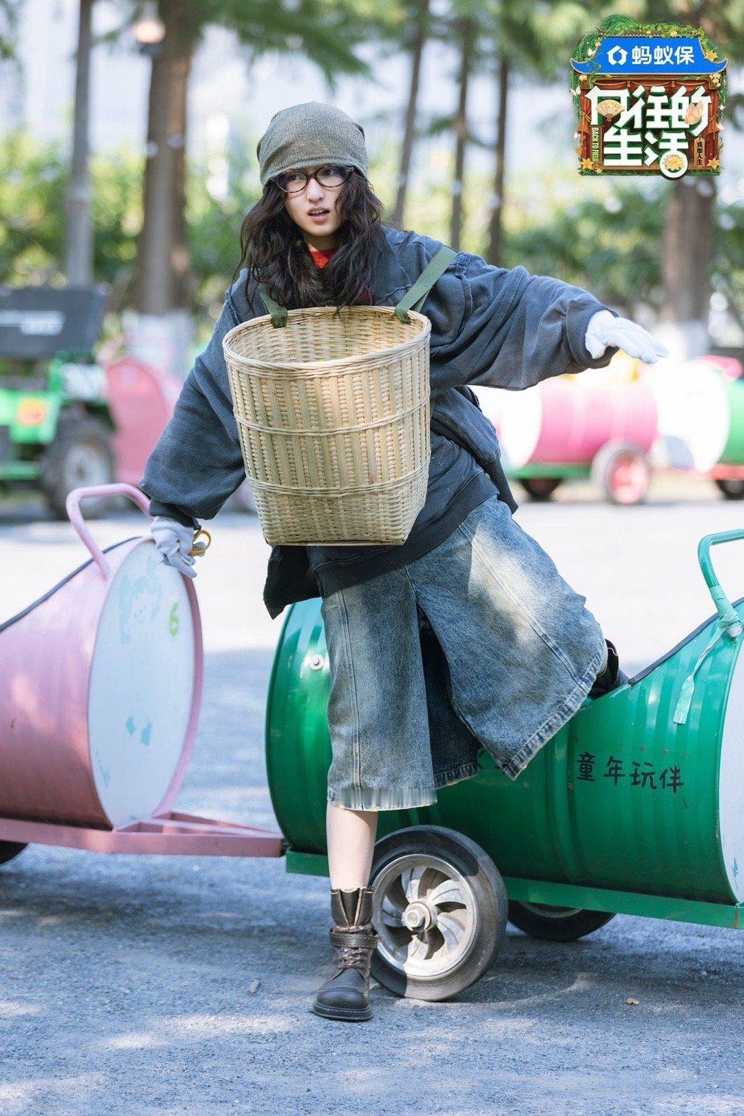 张艺兴张子枫进门局促感不像演的向往的生活他俩在节目里太会了！摘葡萄时零帧融入超