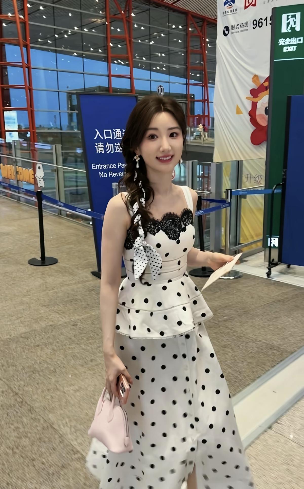 毛晓彤这身波点连衣裙，法式氛围感直接拉满[赞]娱乐明星
