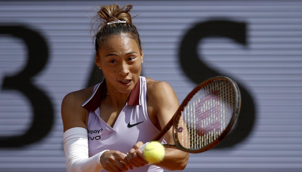 ESPN等欧美媒体一针见血指出了郑钦文的弱点，中国网球明星不敌世界第一萨巴伦卡无