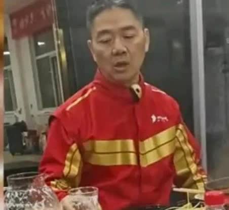 粉丝朋友们有没有发觉，刘强东昨日送外卖，还请同事吃火锅的照片里，他的脸色略显