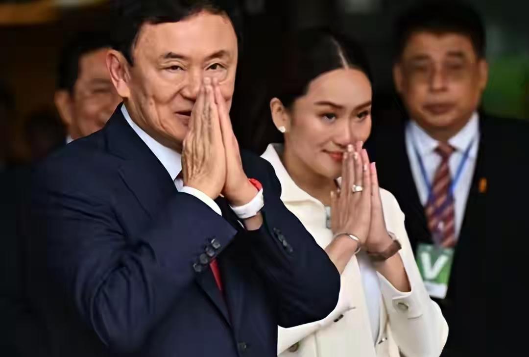 他信刚出狱，泰国政坛要地震？，洪森真被盯上了？他信昨天下午走出监狱，77岁，