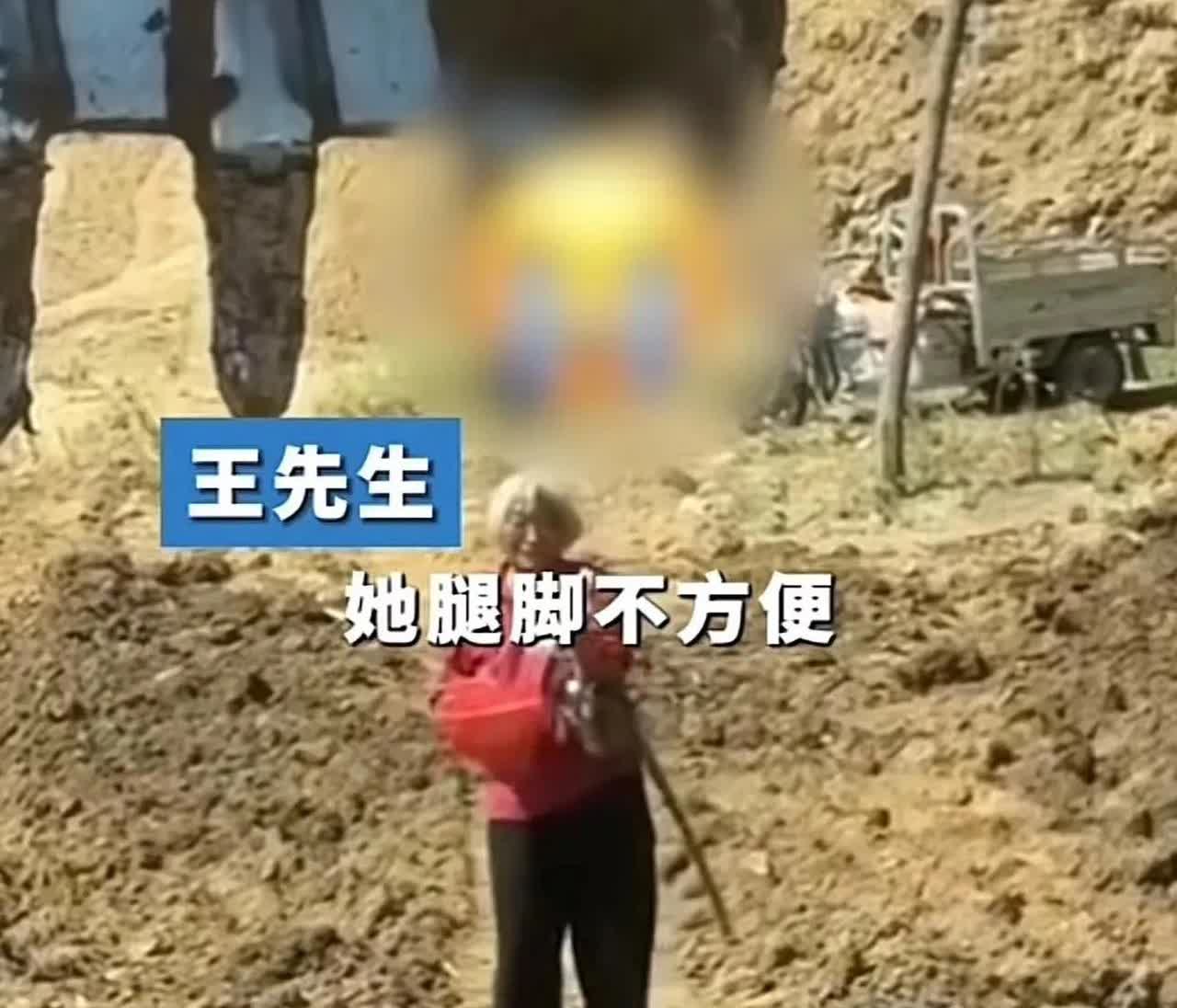 一男子在开挖机干活的时候，收到老奶奶请求，就是帮他垫一下田里的土，原来是因为老奶