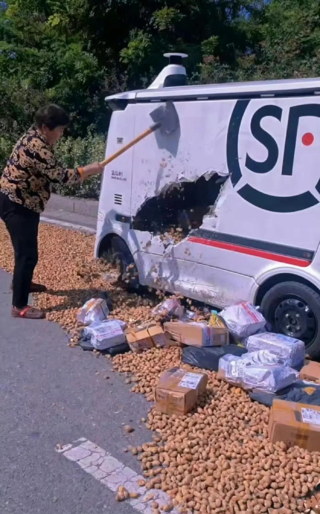 大妈晒在路边的花生，被无人驾驶快递车给压了，一气之下竟然把车砸了。