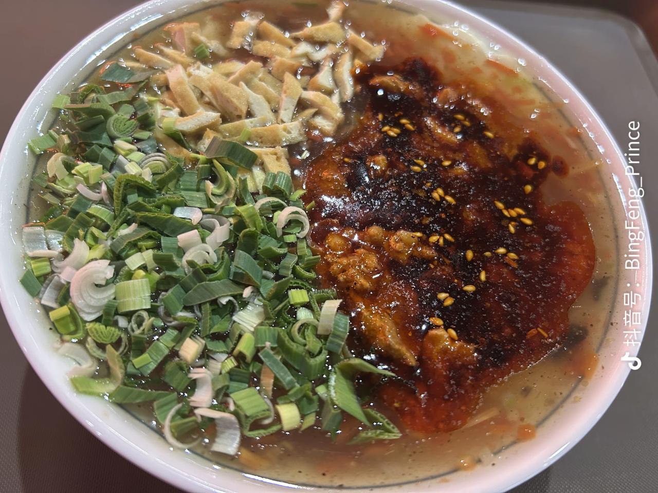 你们早餐吃啥了子？有没有早餐吃：粉汤羊血、豆花泡馍、或杂感汤的啊？[捂脸