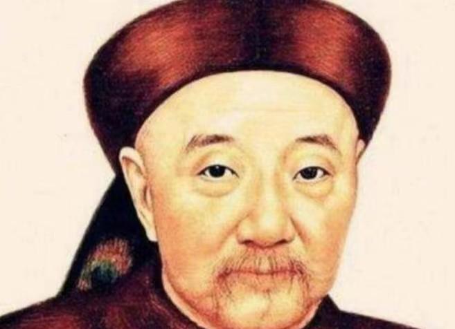 1885年，弥留之际的胡雪岩嘱咐九姨太：身后若有人戴铁帽来，将寿衣一角给他，便可