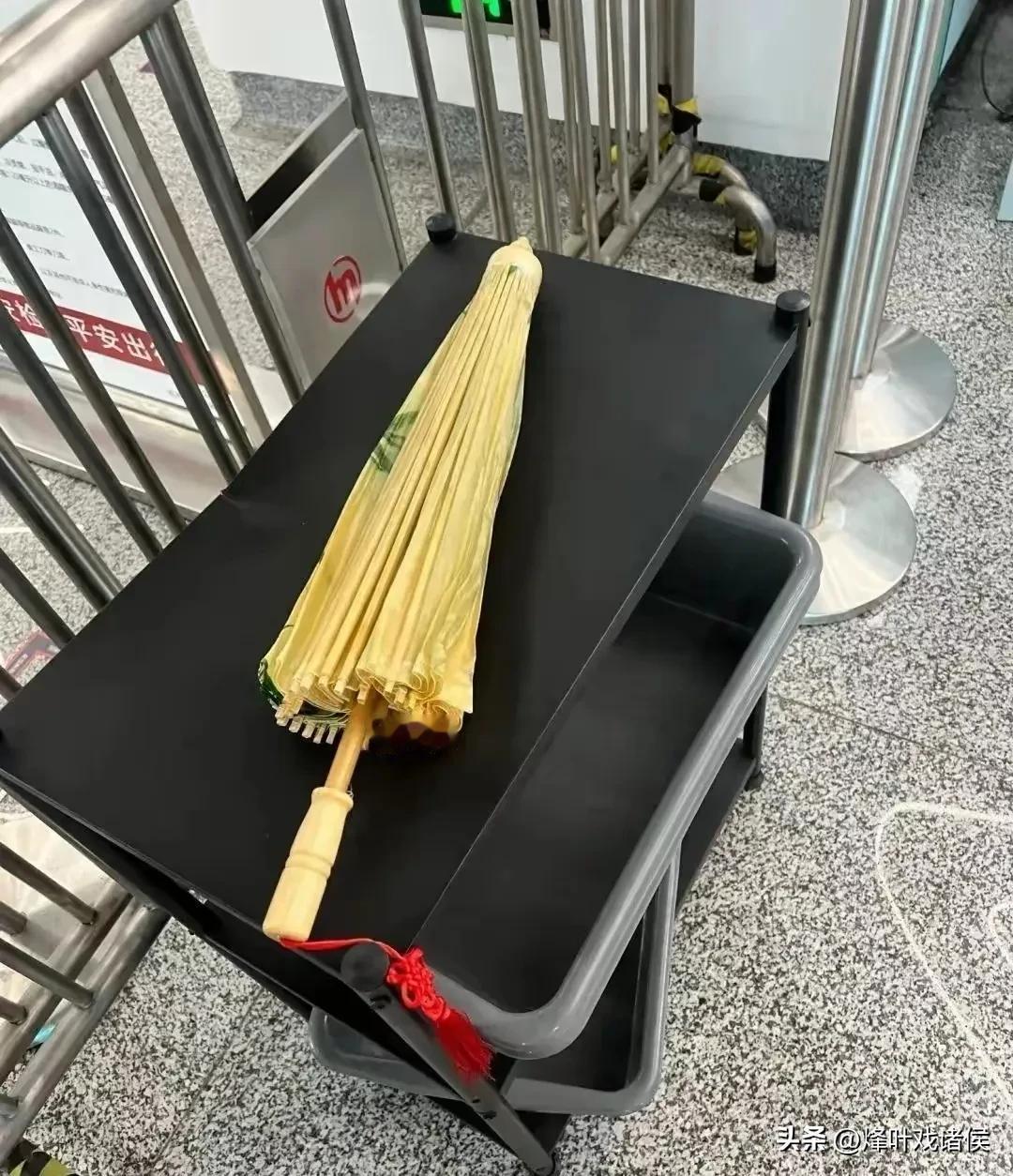 一把油纸伞，不让过安检？你没看错，这是发生在杭州地铁的真人真事！近日，一