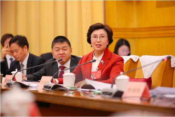 北京协和医院院长张抒扬建议年轻人尽量不要晚生育。她说年轻人很要强，都想在职业上发