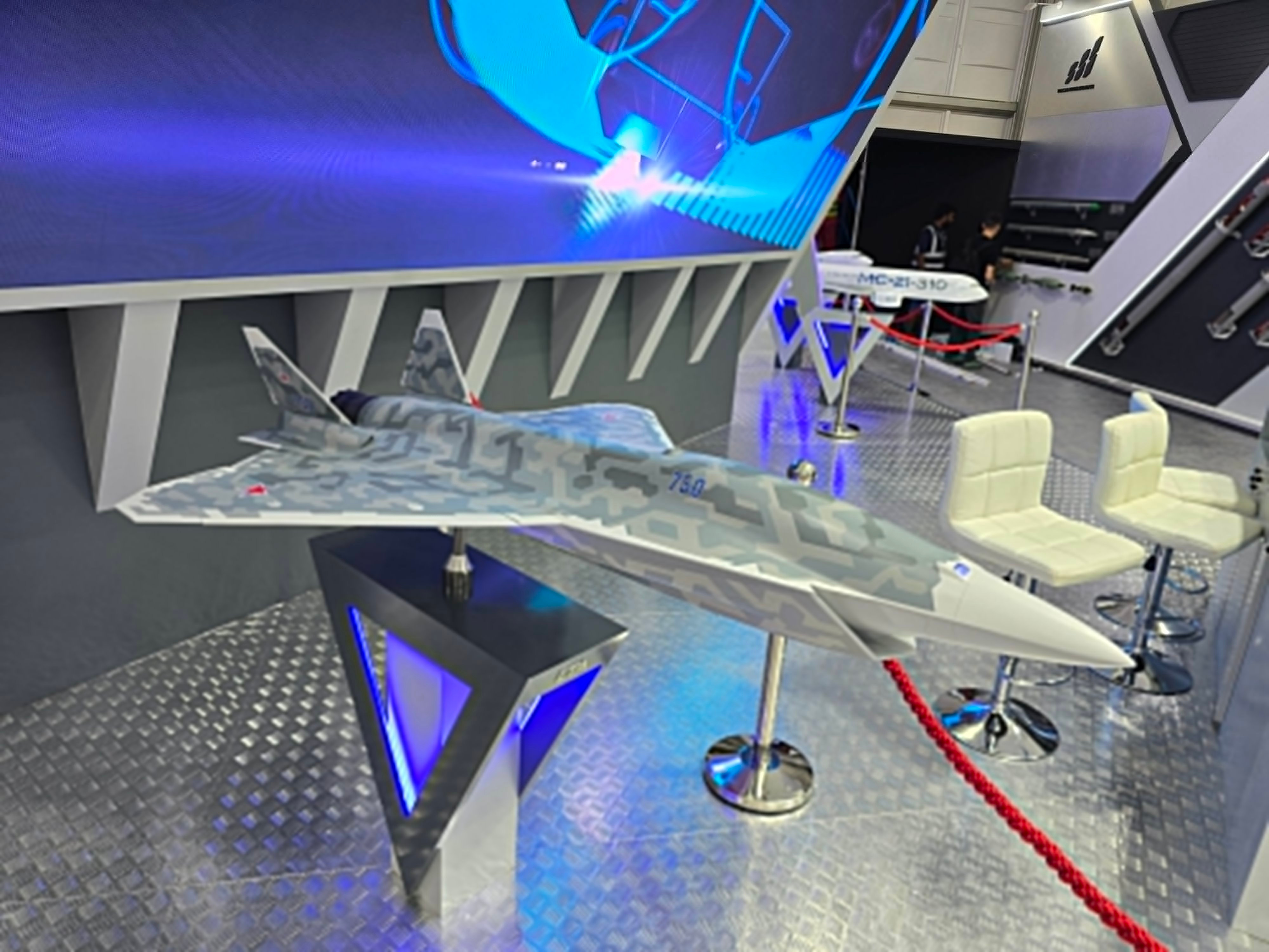 苏霍伊推出了LTA无人机模型，从外观上看就是SU-75“将军”的无人机版。