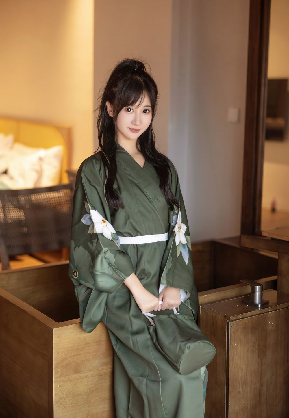 和服少女，灰绿色和服穿搭，不算太好看但却能让你体验不一样的服饰穿搭，拍照还是不错