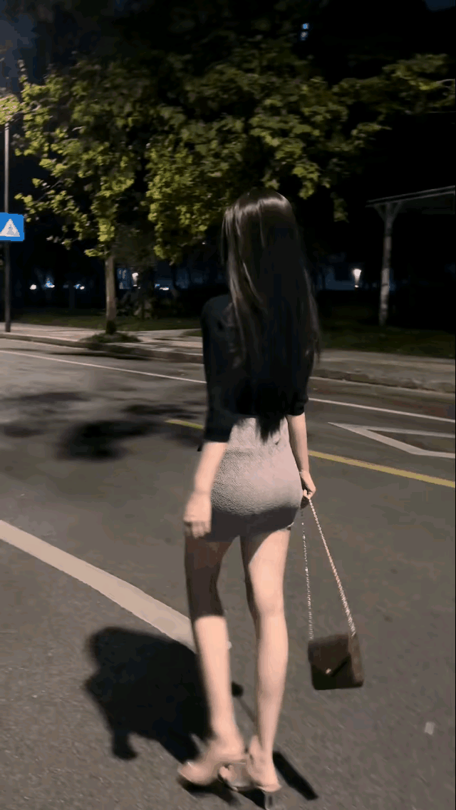 身材高挑，落落大方，这应该就是大家所说的女神的样子吧！