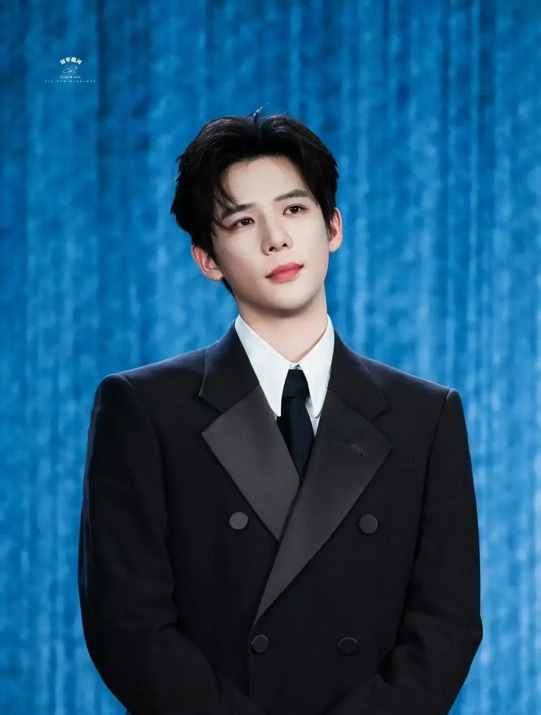 《狂流》刚官宣谭松韵张颂文，粉丝还在欢呼，结果两周不到俩人全撤了。剧组急得连夜