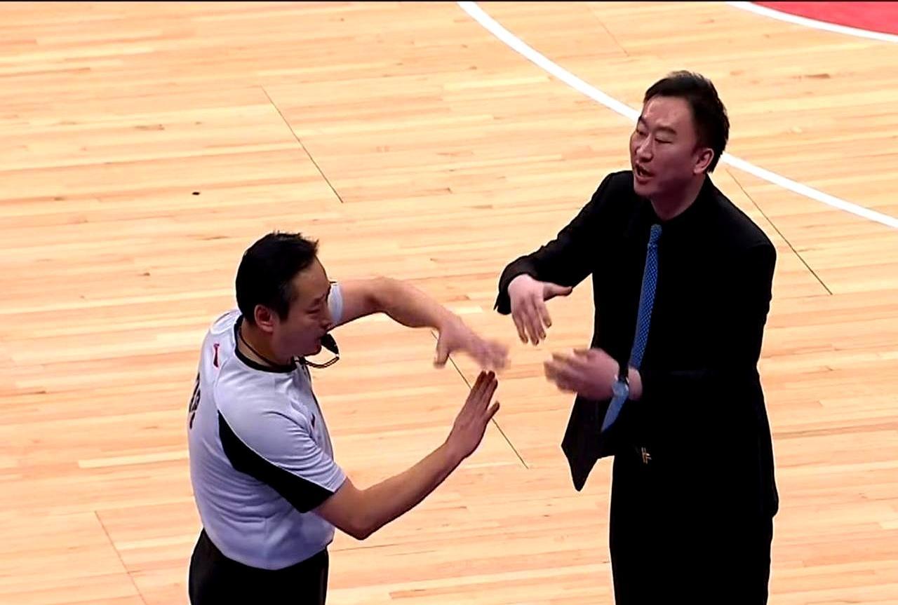 37号又抢戏！昨晚最后50秒，他一人连吹两T，把主队核心直接赶出场，球馆瞬