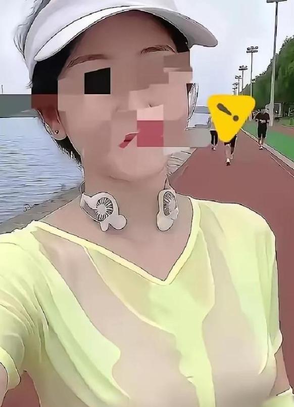 上海的一段晨跑视频，短短半天播放量硬生生砸破了百万。画面里，一个女的跑得浑身