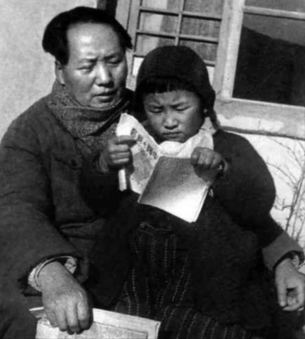 1985年，李讷怀着沉重的心情来到了监狱探望母亲——江青，江青看到女儿的到来之后