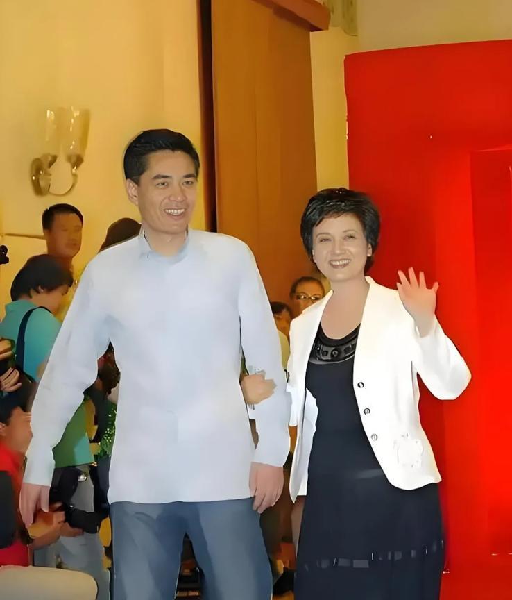 天呐！这两人挽着手一起出席活动，就像夫妻一样，好般配呀！仔细打量一下，原来是老戏