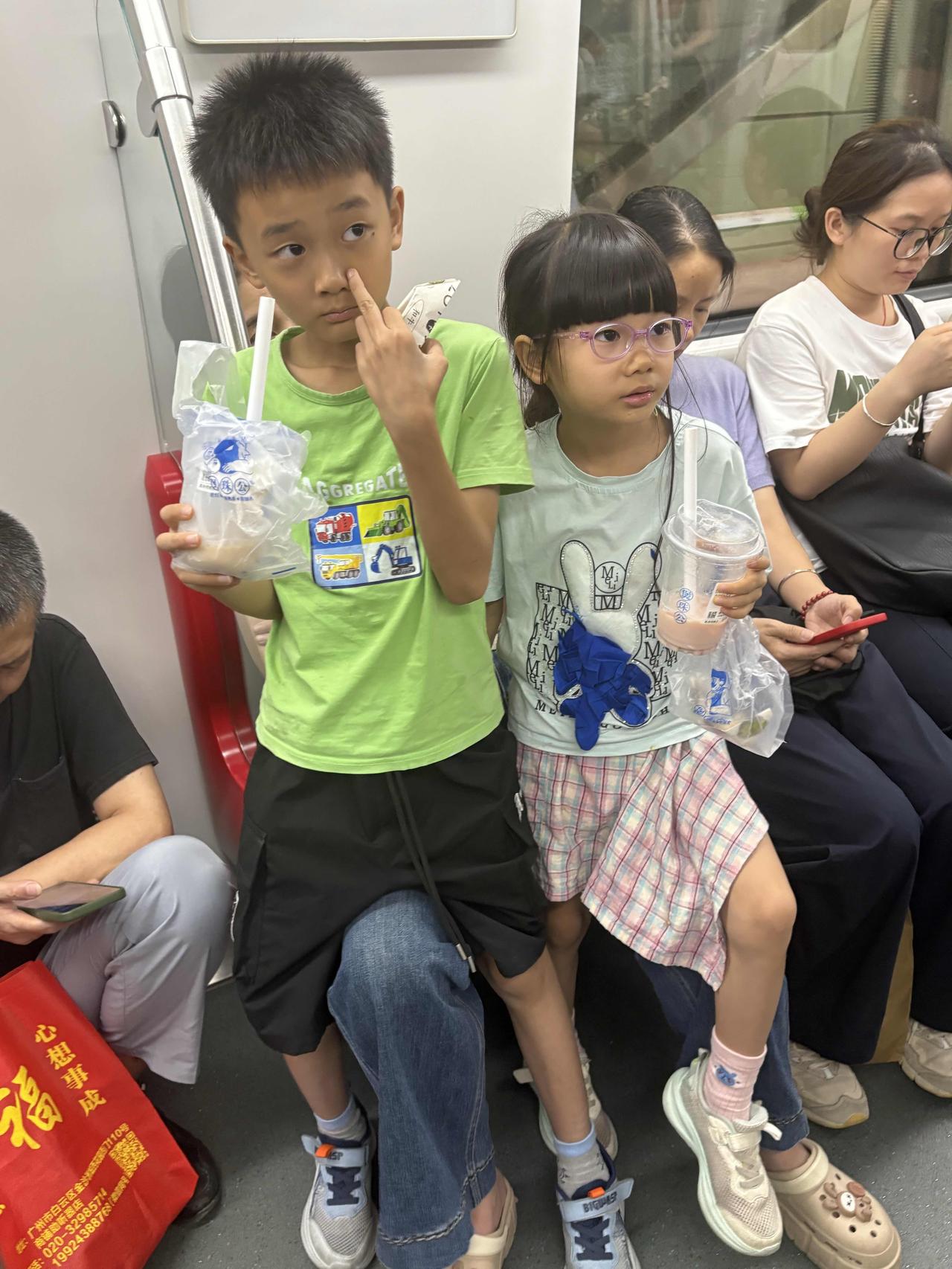 坐地铁的时候看着这个妈妈带着两个小孩由于太劳累了睡着了，其实我觉得人生有儿有女就