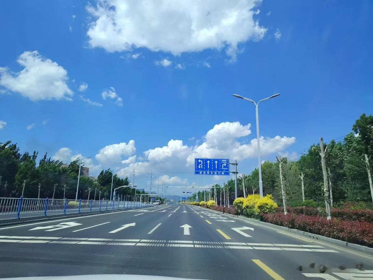 大哥家侄女定亲，早早凑齐十位至亲贵客，明日便是正日子。有个兄弟媳妇给大嫂打电话