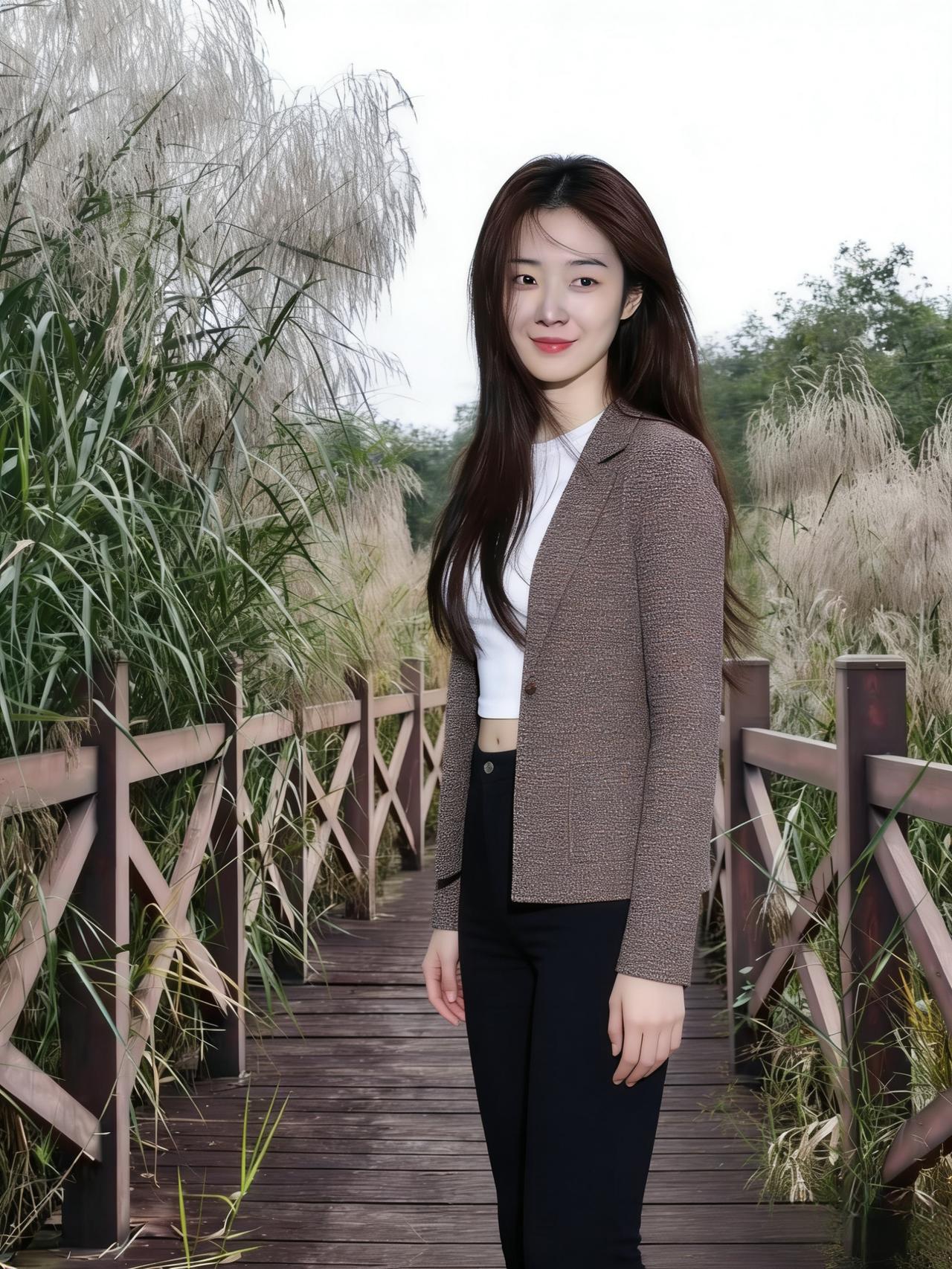 木栈道的纹路，漫过鞋底芦花在她身侧，开成了蓬松的雪棕褐的西装，裹着白衫的素净