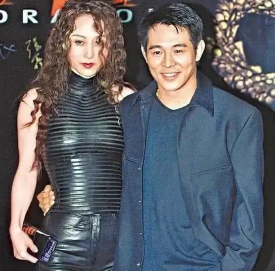 看看利智的打扮这品味确实是高李连杰口味确实是重了点
