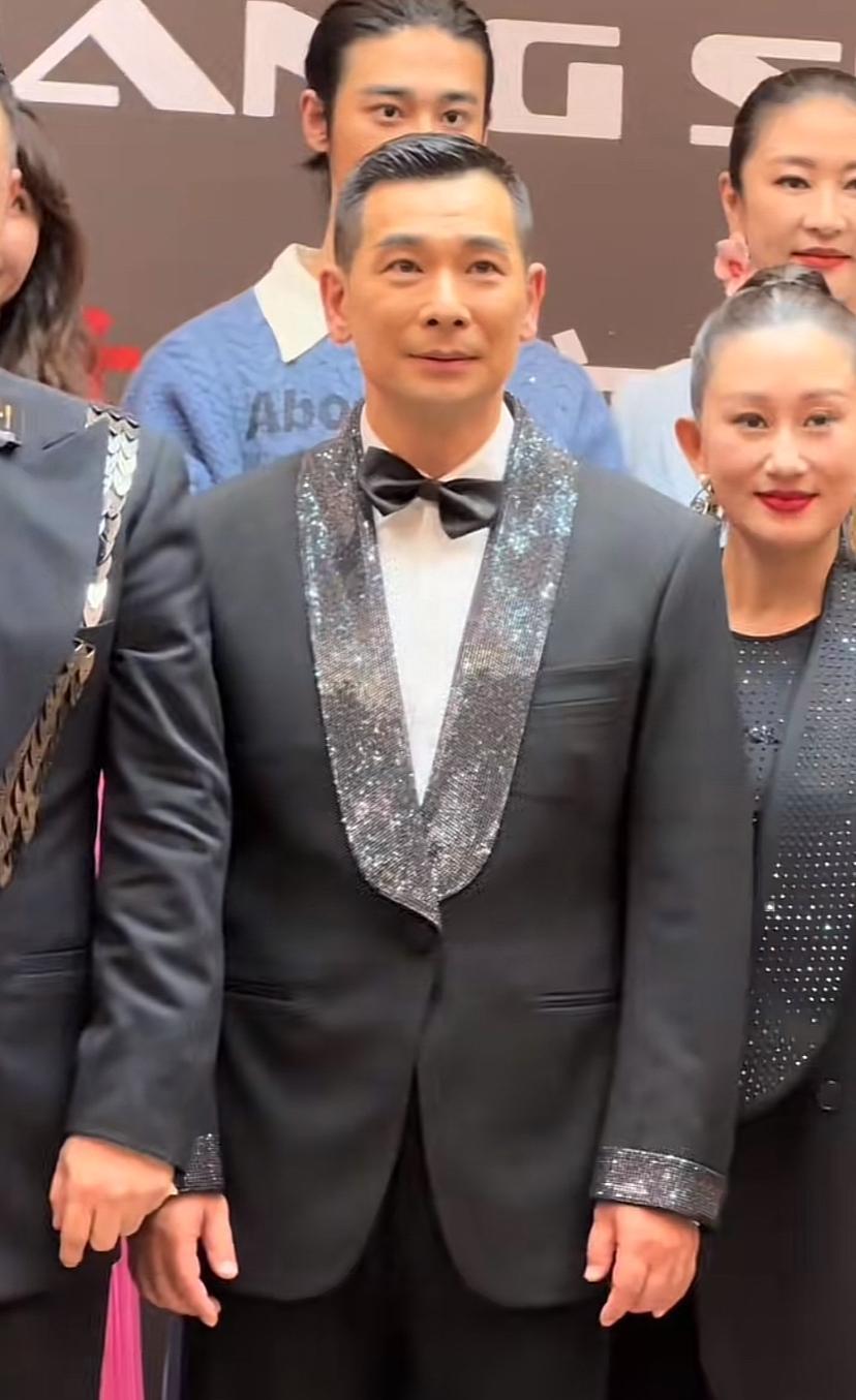老赵女儿真的有斗鸡眼，我以为我看错了。