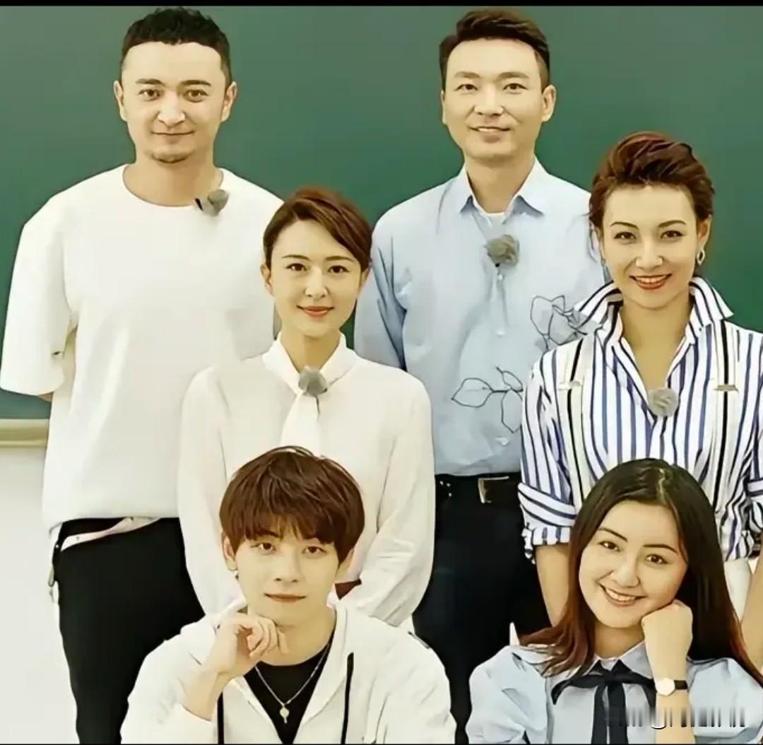 仔细看这6张笑意粲然的脸。相信你一眼就认得出美女主持人李梓萌，身穿细条纹衬衫，细
