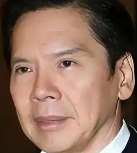 近日，78岁的向华强在社交平台分享了自己的工作晚餐，仅有白菜萝卜汤、豆腐羹和少量