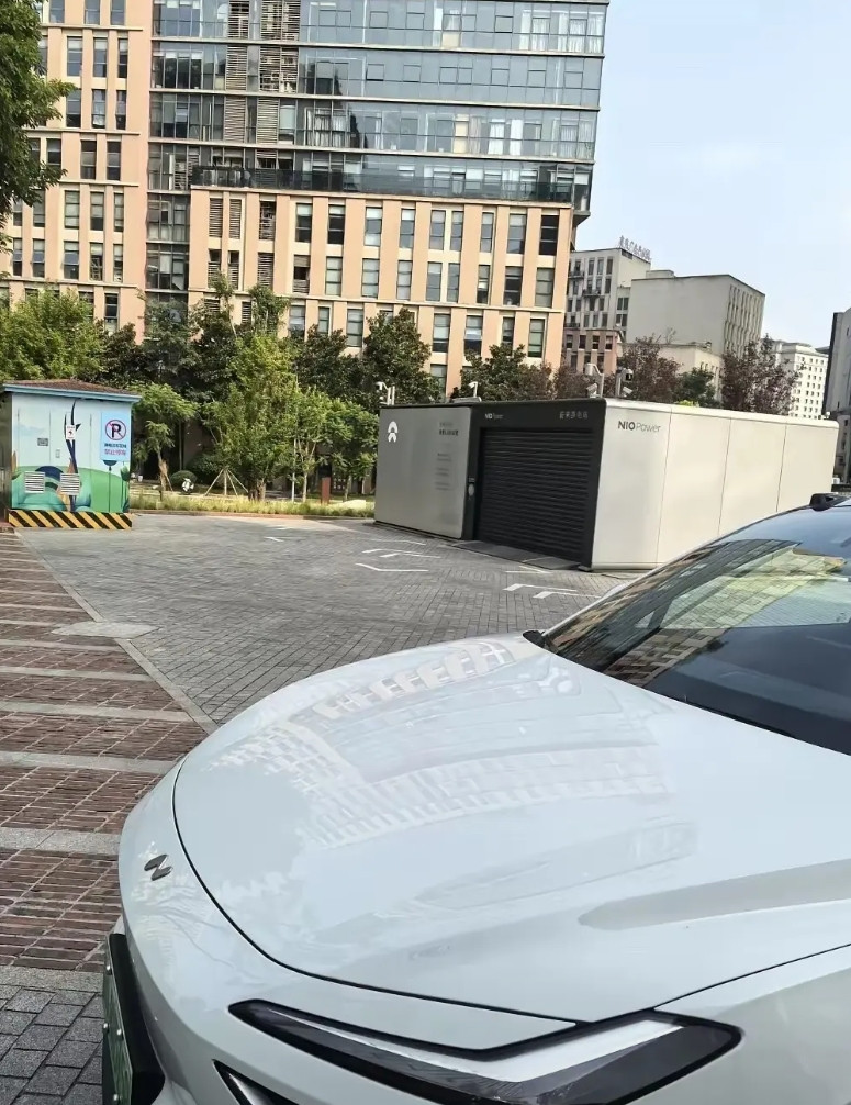 今天开同事的蔚来去办事，发现我好像一个新时代的傻子！车子正好赶上没电，同事让