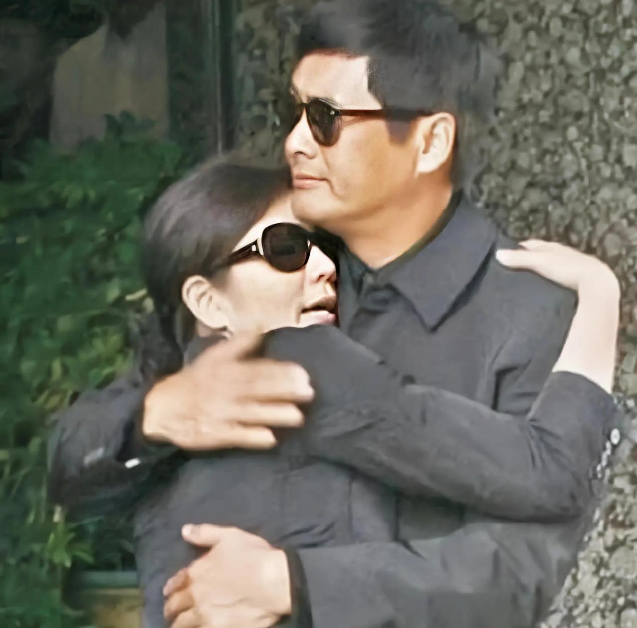 2007年，朱家鼎病逝，年仅53岁。临终前他拉着钟楚红的手，让她以后找个好人嫁了
