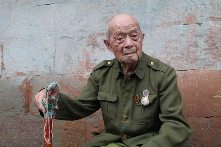 1988年，重庆一个修县志的哥们，在档案馆翻到一张发黄的喜报。上面写着：蒋诚，一