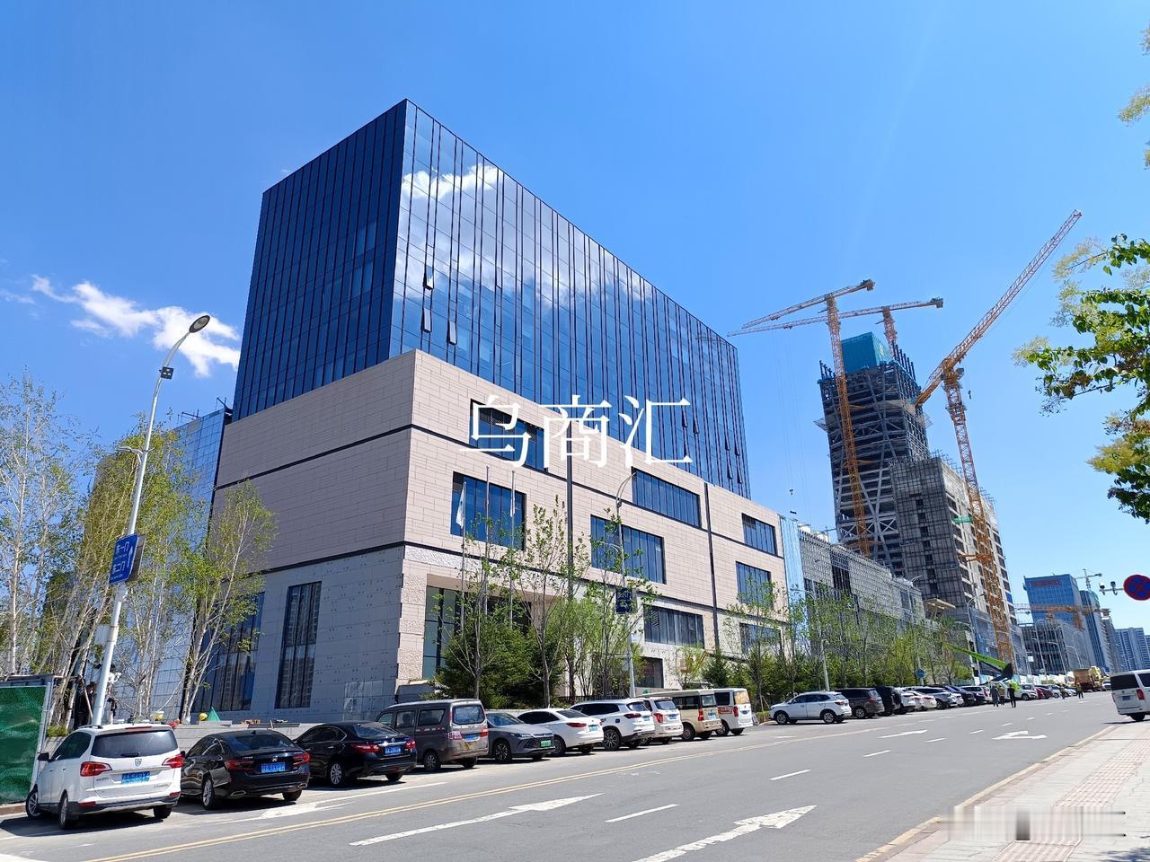 项目施工速度是非常快的，2025年开始到现在，商业部分已经封顶并进入内装及外幕墙