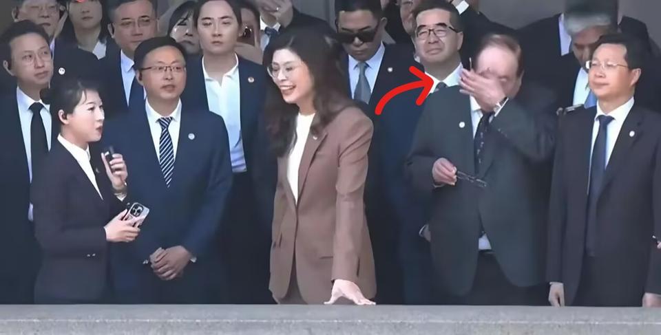 随国民党参访团拜谒南京中山陵，国民党副主席兼秘书长李乾龙哭了！这一幕被现场镜