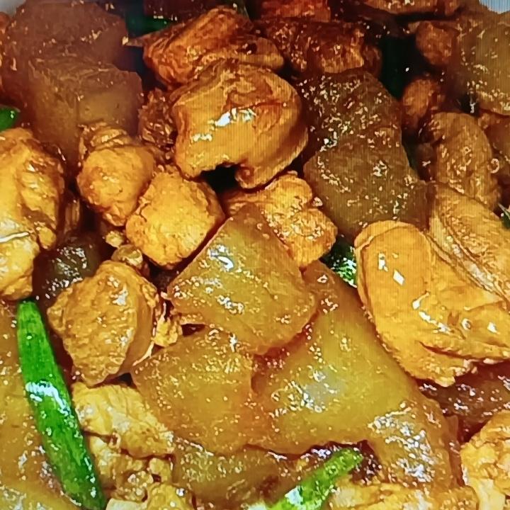 睡不好还老上火真的太难受了！其实通过饮食就能调理。像冬瓜焖鸡腿就很不错，把鸡腿切