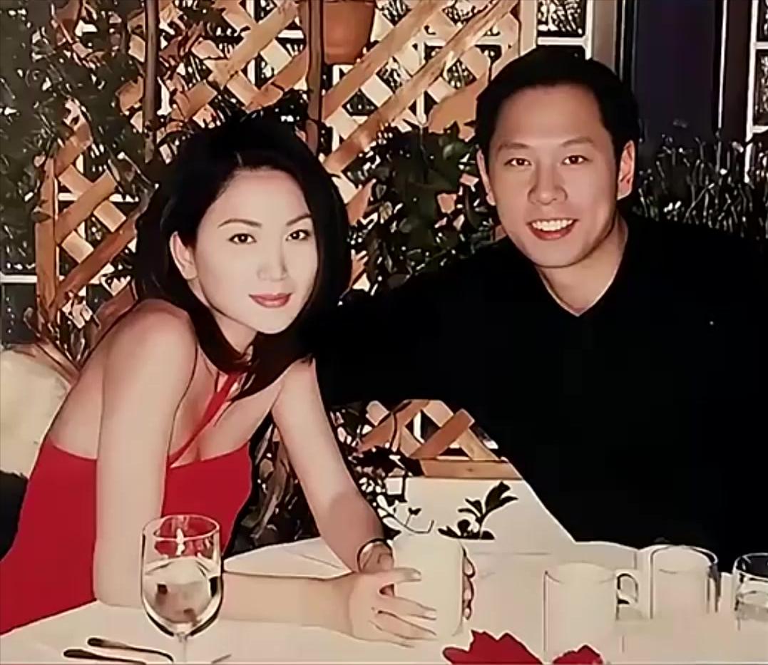 当年名门阔少何祖光对温碧霞一见钟情，朋友急得拉住他：“她拍过风月片，你娶她想让全