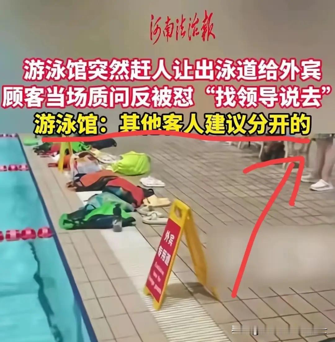 6月16日，湖北荆州体育中心游泳馆。几名外籍人员准备进场时，工作人员没跟在场市民