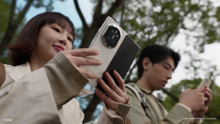 之前总感觉AI很空，就像是一个有点距离的玩具，直到体验过搭载鸿蒙6的华为Mate