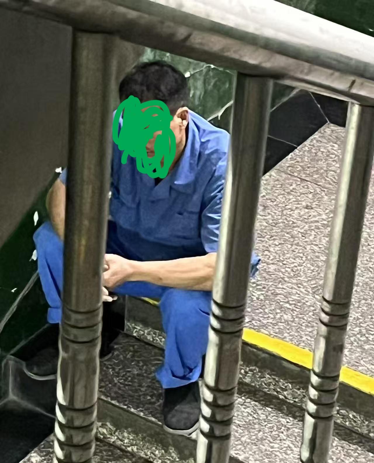 老板多次没看到电工闲的没事干在玩手机，老板上去问电工手头没活了吗？什么还有时间坐