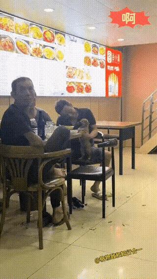 缺德的人干缺德的事！饭店内，一男人满脸欢喜地用筷子喂食小狗，这操作真的让人无语