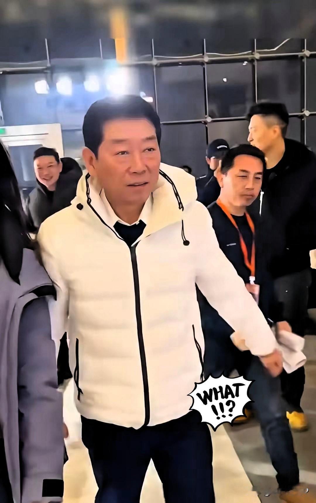 魏建军昨晚在蓝山发布会上被博主追问身上那件白羽绒服多少钱，他张嘴就来三百块。