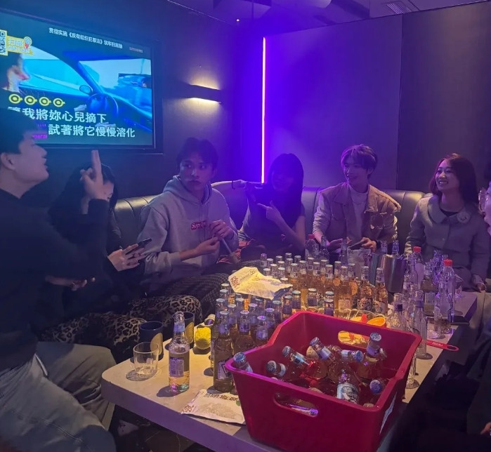 同学聚会上，妻子的初恋情人问妻子，如果人从来你会嫁给我吗？妻子坚定的回答，不会，